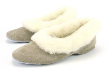 Ladies full heeled slipper with collar